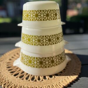 Vintage PYREX verde flower square bowl trio with lids